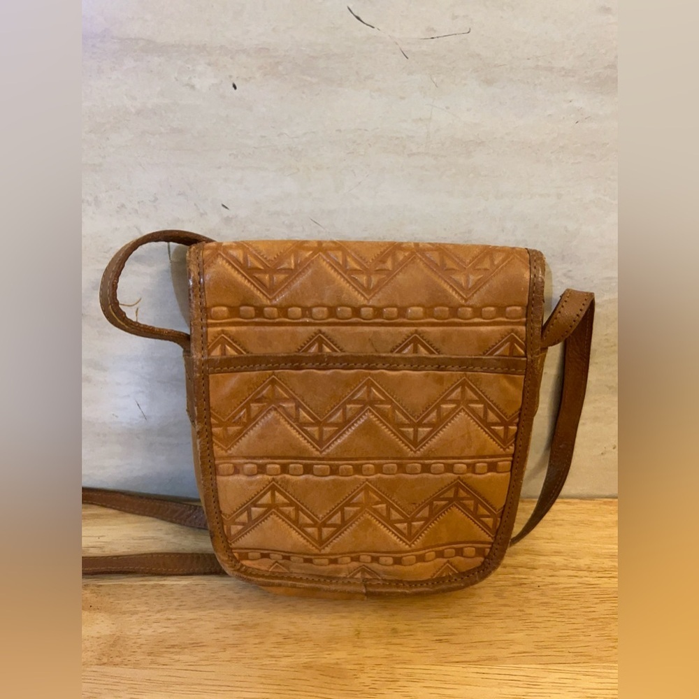 Unisa Vintage Uruguay
Emboss Brown 100% Genuine Leather Crossbody Bag - Picture 3 of 11